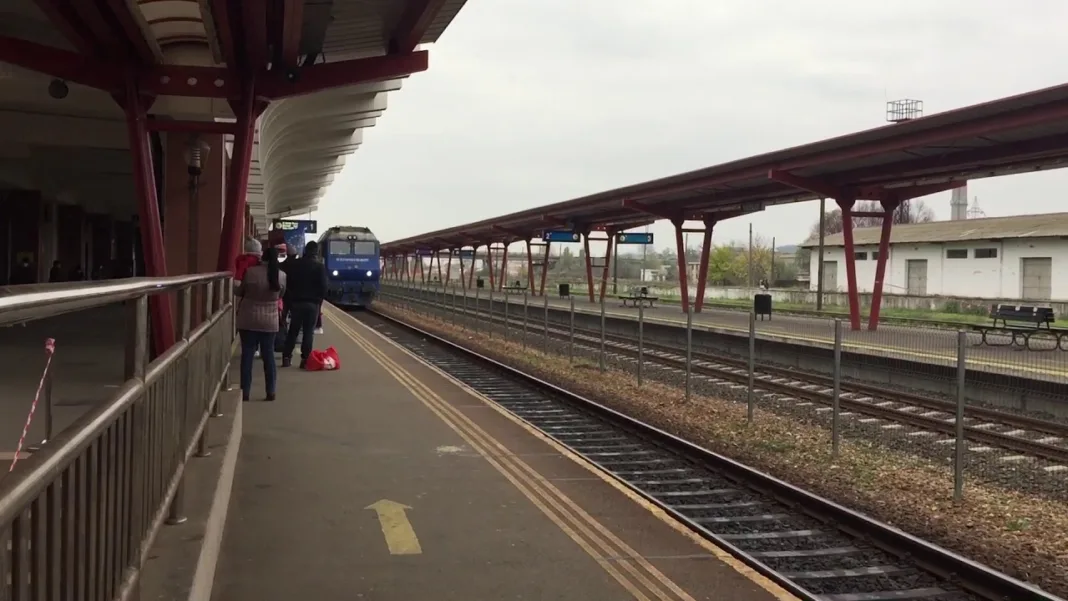 Adolescentă gravidă fugită dintr-un centru de plasament, găsită inconștientă pe peronul gării