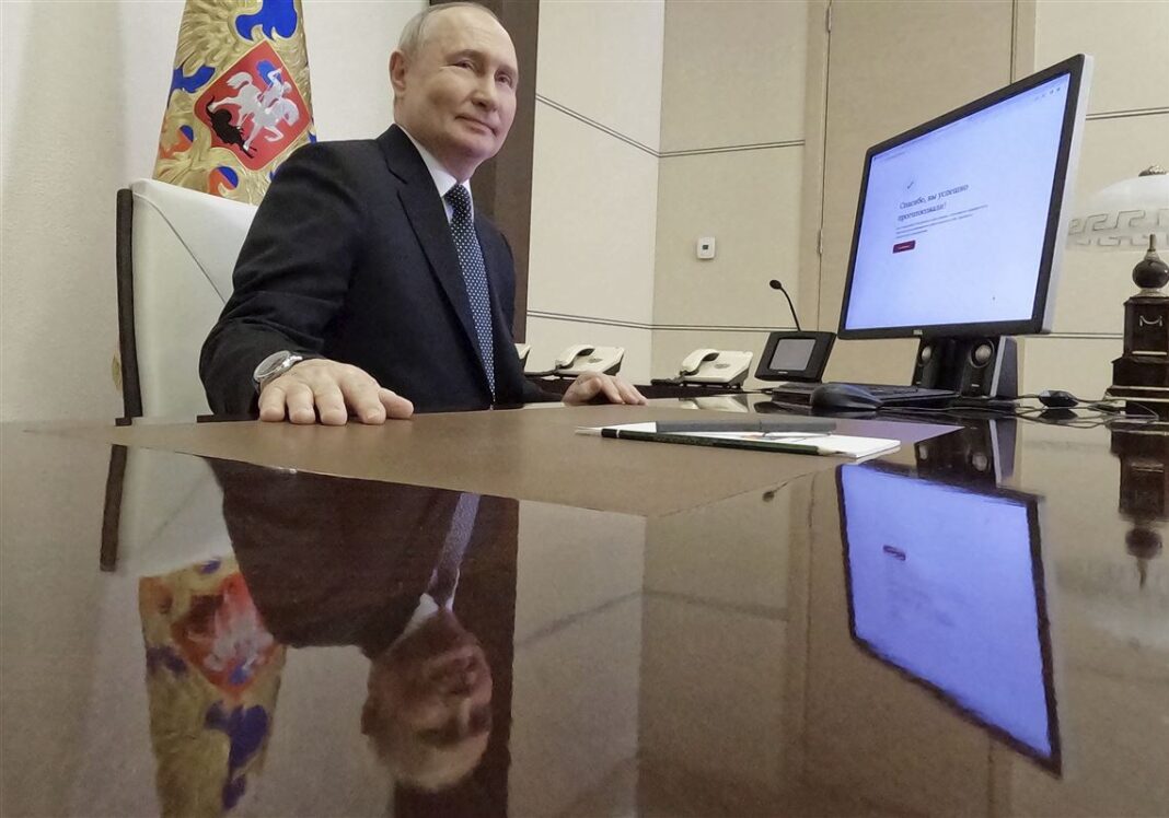 Vladimir Putin a ales să voteze online, de la birou