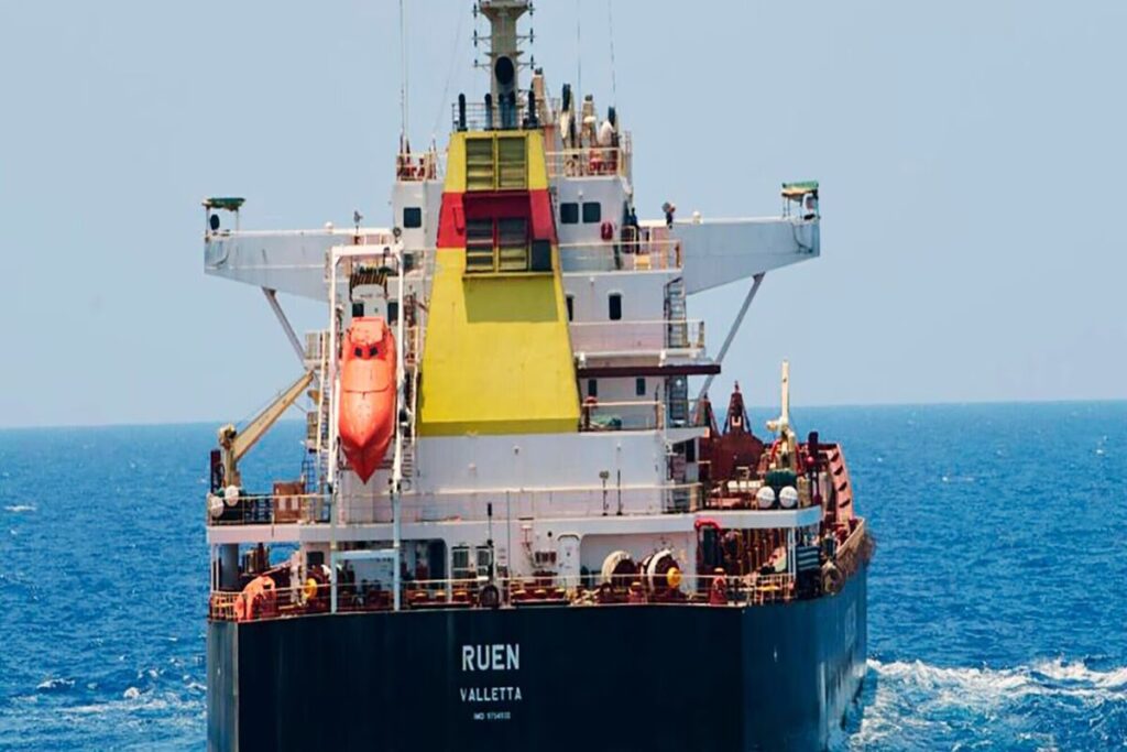 Navă sechestrată trei luni de pirații somalezi, eliberată de marina indiană