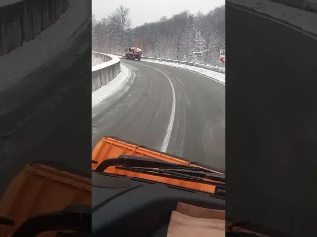 (VIDEO) Două utilaje de deszăpezire intervin la Rânca