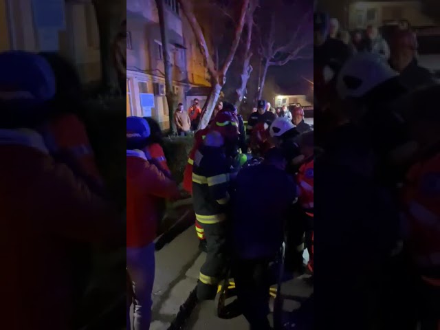 (VIDEO) Apartament distrus într-un incendiu violent la Târgu Jiu. Un bărbat s-a intoxicat cu monoxid de carbon