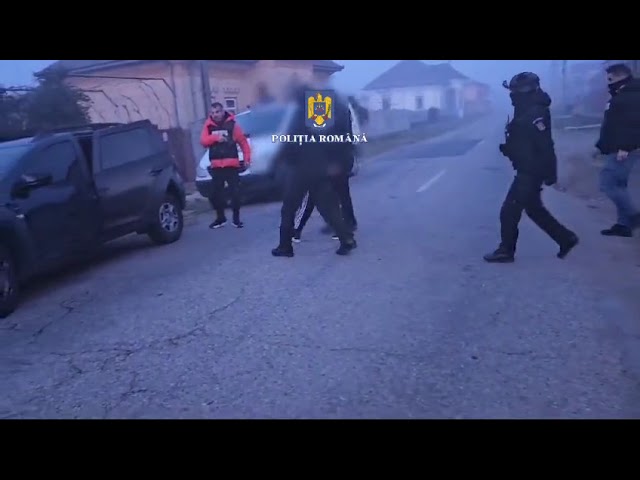 (VIDEO) Un bărbat din Apele Vii, urmărit internațional, prins de polițiștii doljeni