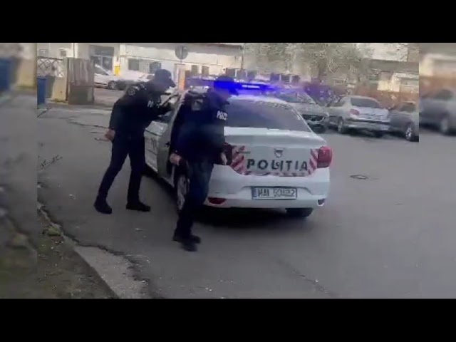VIDEO Bărbat din Lugoj, prins în timp ce dădea spargerea într-o farmacie din Craiova