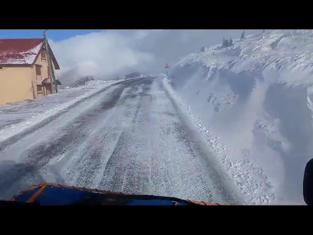 (VIDEO) Două utilaje de deszăpezire intervin la Rânca