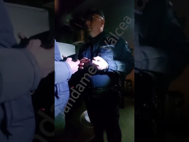 (VIDEO) Vâlcea: Un tânăr care avea asupra sa substanțe interzise, depistat de jandarmi