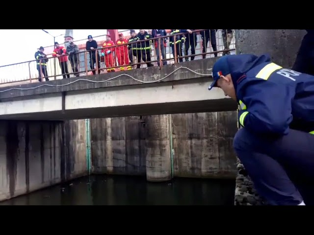 (VIDEO) Salvamontiștii gorjeni intervin cu o dronă subacvatică pentru a găsi o femeie înecată în râul Olt