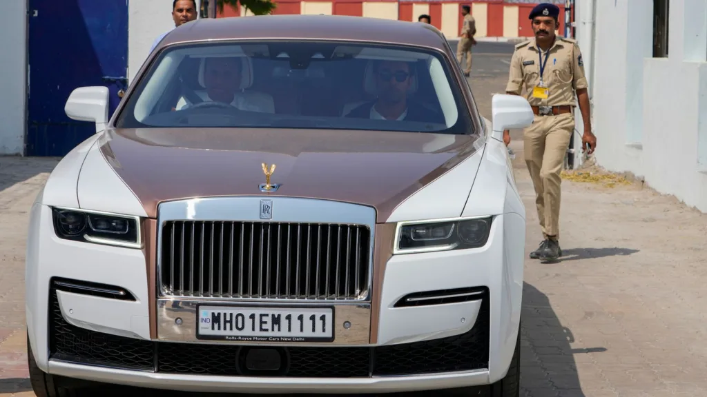 Actorul de la Bollywood Ranbir Kapoor părăsește aeroportul într-un Rolls Royce. (Foto: AP/Ajit Solanki)
