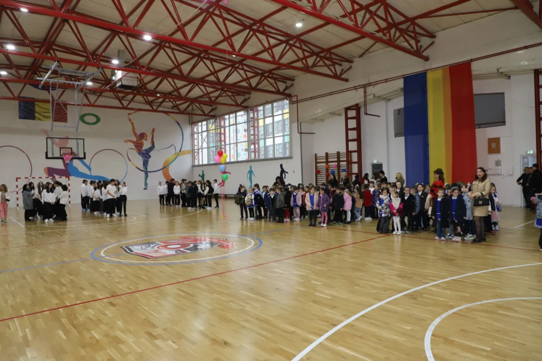Vâlcea: Sala de sport de la Școala Gimnazială „Anton Pann” a îmbrăcat haine noi