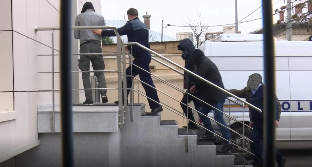 Doi minori şi un tânăr, reţinuţi pentru o tâlhărie comisă în Craiova