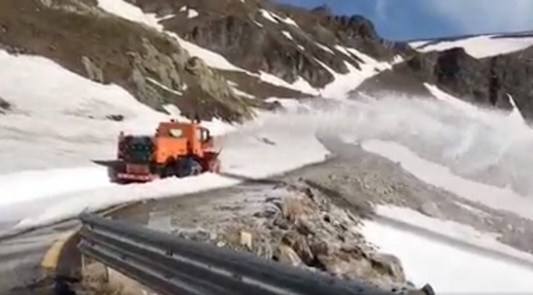 Decizia de a se interveni pentru deszăpezire pe Transalpina, luată după analize riguroase