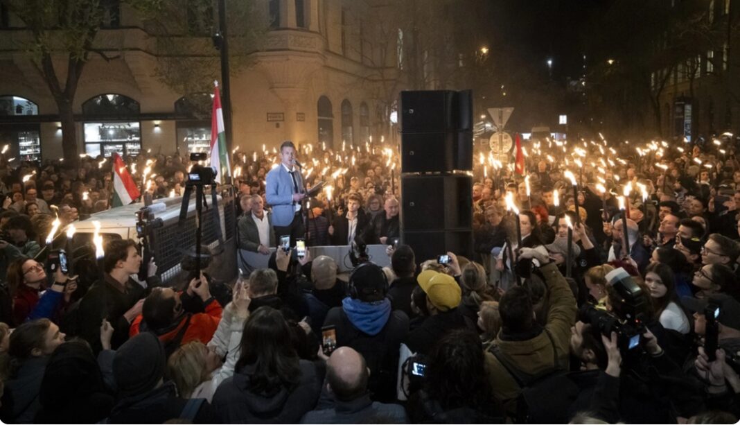 Mii de oameni au protestat marți la Budapesta