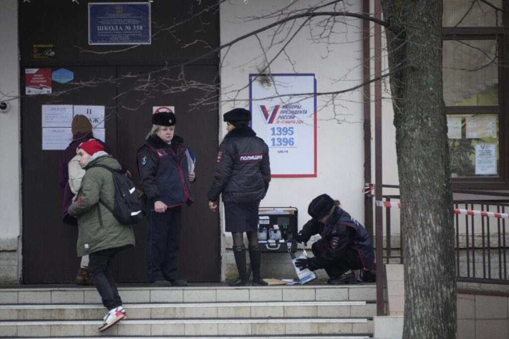 Secții de votare din Rusia, atacate cu vopsea și cocteiluri Molotov