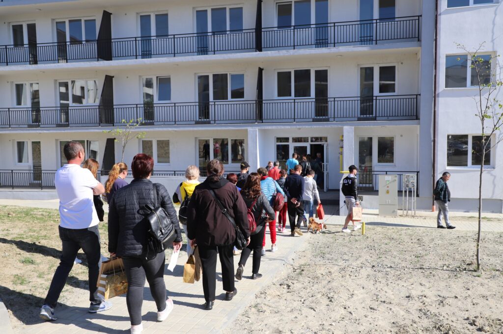 48 de apartamente au devenit „acasă” pentru 48 de familii de râmniceni cu situații dificile