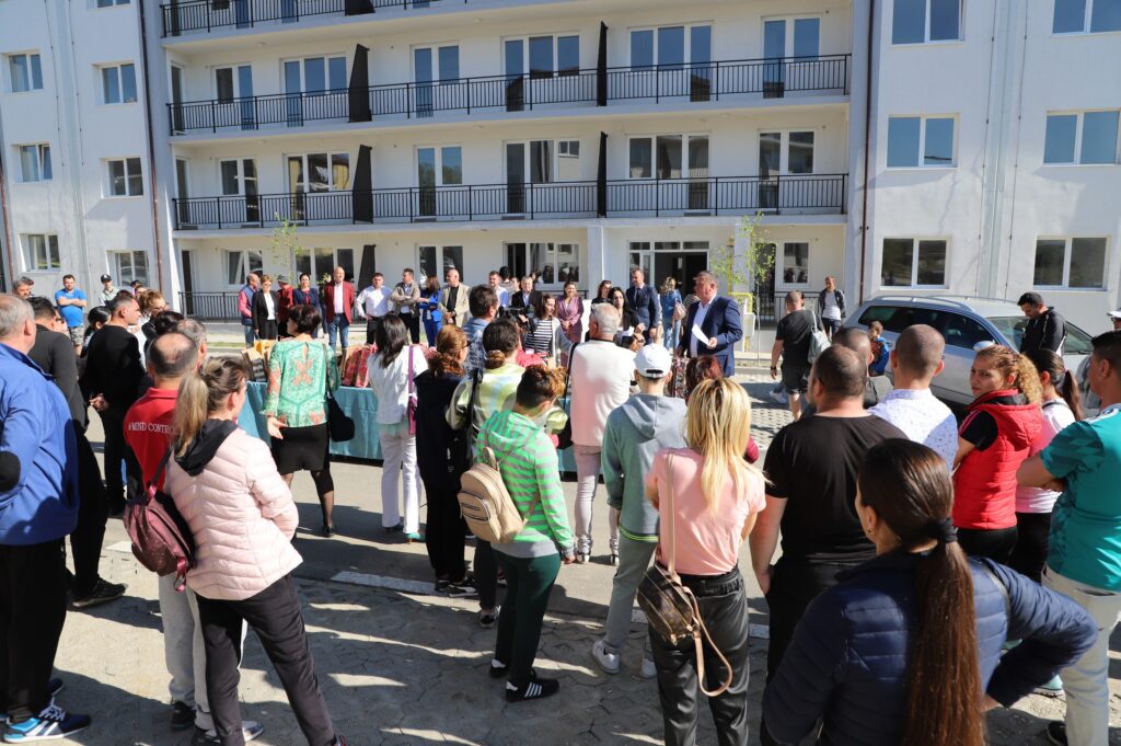 Vâlcea: 72 de beneficiari ai locuințelor sociale din Ostroveni au primit cheile apartamentelor