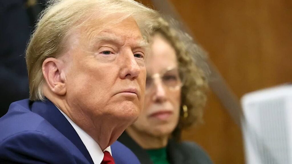(VIDEO) Trump plătește o garanție de 175 de milioane de dolari în cazul fraudei civile din New York