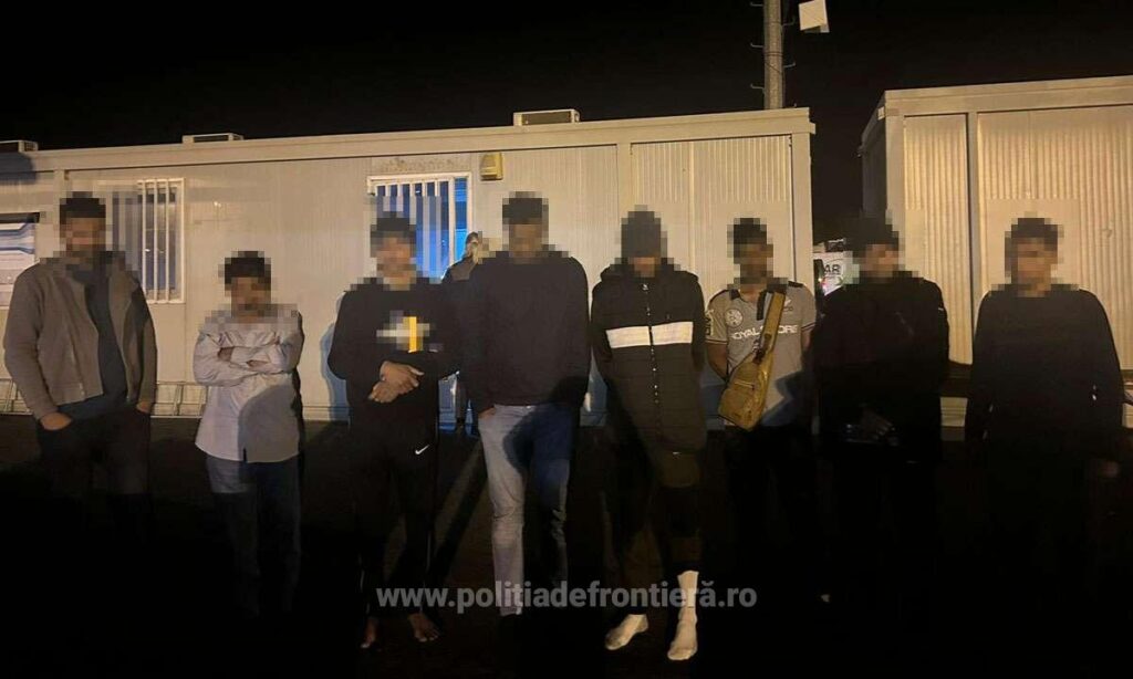 (VIDEO) Şaisprezece cetăţeni străini, ascunşi în două mijloace de transport, depistați la Nădlac