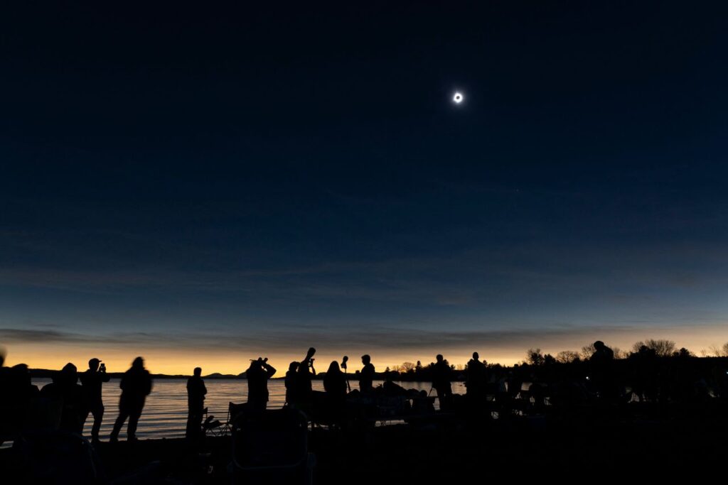 Luna acoperă soarele în timpul eclipsei în Magog, Quebec