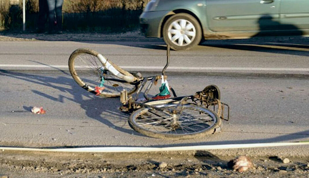 Un copil pe bicicletă a intrat într-o maşină