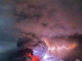 Muntele Ruang a aruncat lavă și cenușă pe 17 aprilie, văzut din Sitaro, Sulawesi de Nord. De asemenea, a declanșat fulgere în norul de cenușă -- un fenomen comun în erupțiile vulcanice puternice