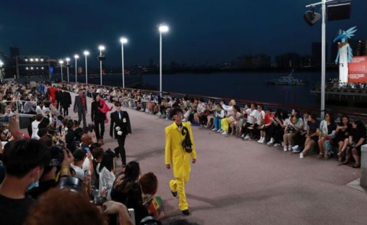 (VIDEO) Casa de modă Louis Vuitton a pus în scenă joi seară la Shanghai noul său show ''Voyager''