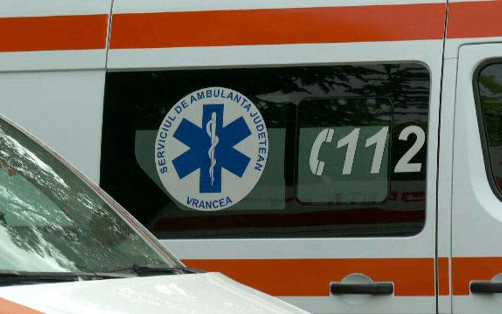 O femeie a fost lovită de o mașină de gunoi