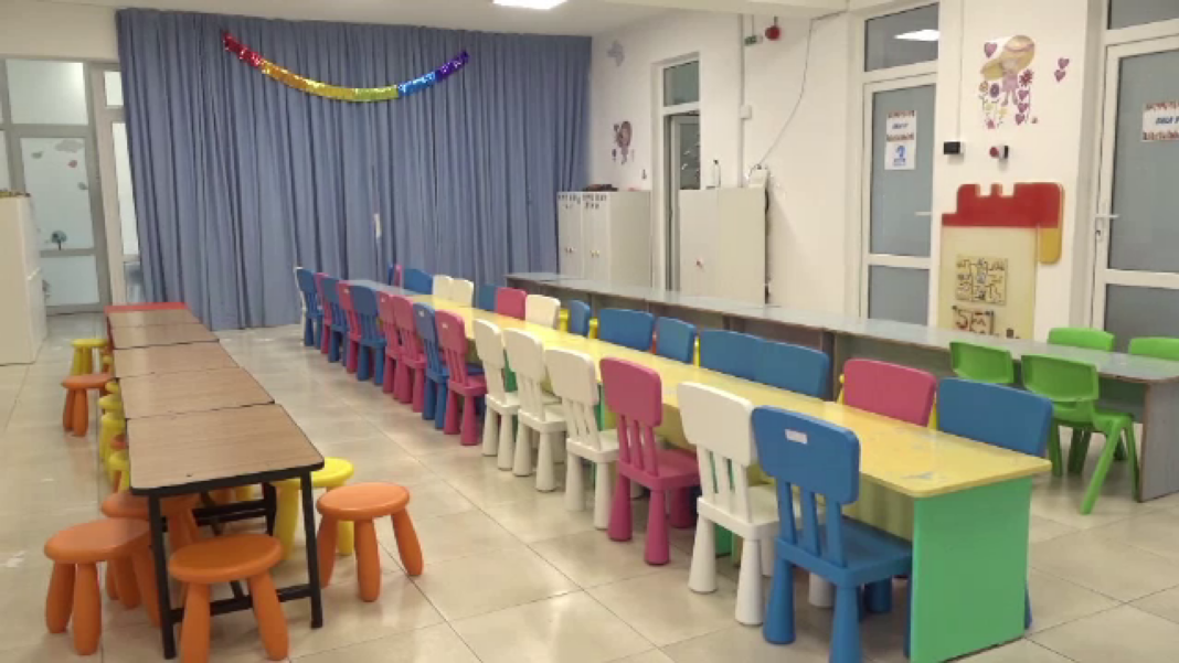 Îngrijitoare de la o grădiniţă, lovită cu pumnul de către o mămică 