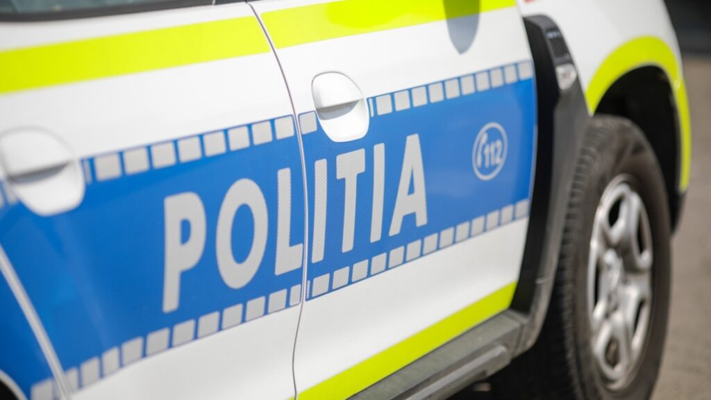 Poliţiştii au urmărit în trafic trei minori aflaţi într-o maşină furată
