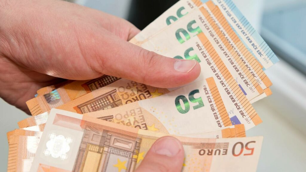 Au vrut să mituiască doi poliţişti şi au fost reţinuţi