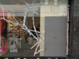 Hoții au spart geamul magazinului de pantofi