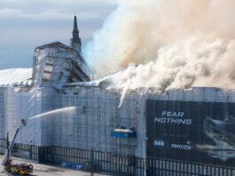 Faţada principală a vechii Burse de Valori din Copenhaga s-a prăbușit în urma incendiului