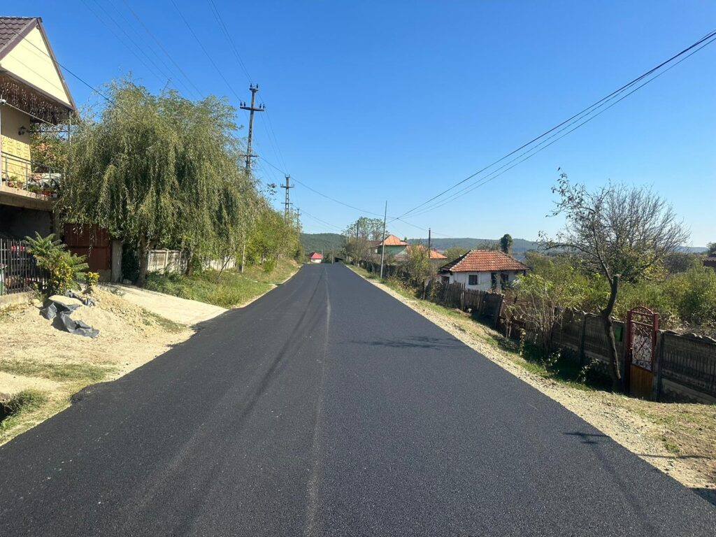 Lucrări de reparații la trei drumuri județene