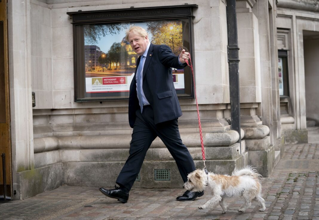 Reședința prim-miniștrilor din Downing Street, umplută de purici de câinele lui Boris Johnson
