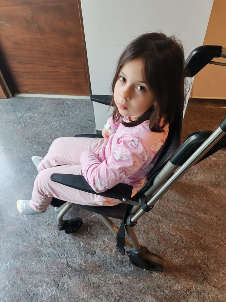 Operație pe coloană vitală pentru Maria, o fetiță care visează să danseze