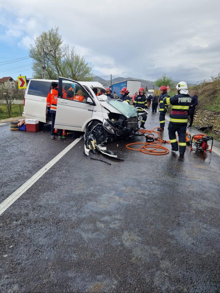 Vâlcea: Coliziune între un microbuz, un autoturism și un autocamion în Bujoreni