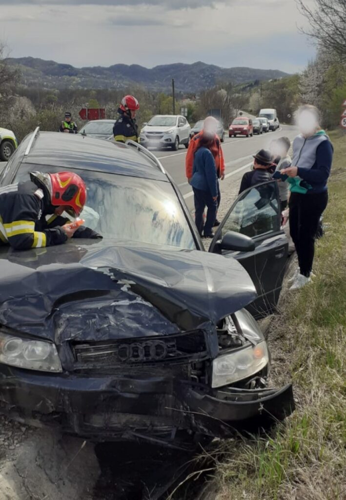 Vâlcea: Coliziune între două autoturisme conduse de două femei. Una dintre ele a ajuns la spital