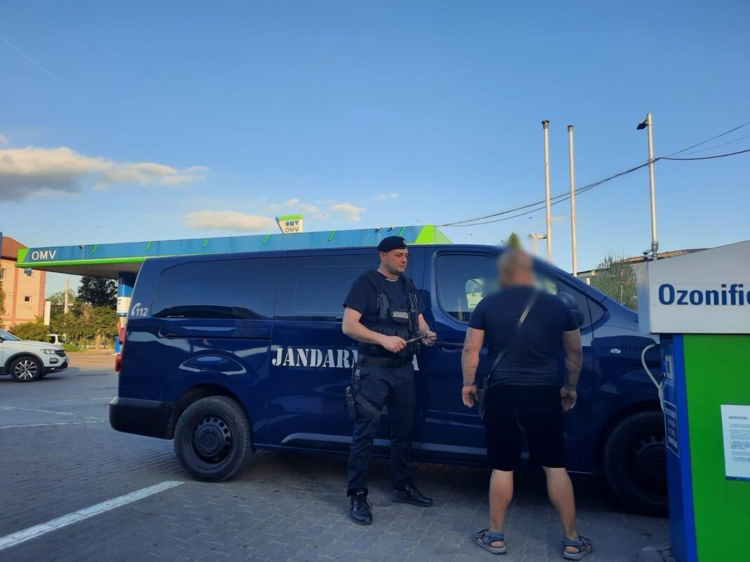 Bărbat cu un cuțit în lungime de 32 cm, prins în zona unui centru comercial