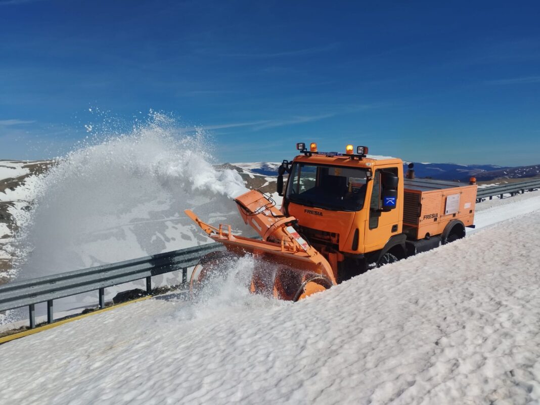 Continuă lucrările de deszăpezire pe Transalpina