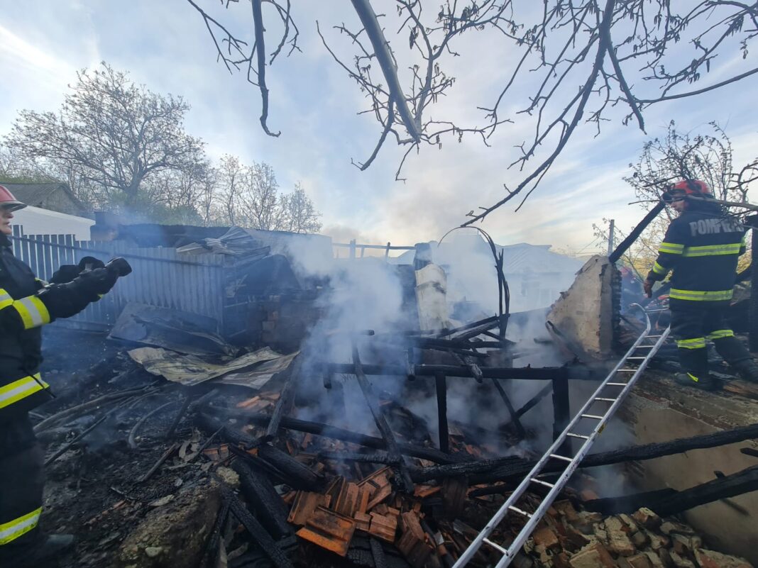 Vâlcea: Incendiu la o gospodărie din Sutești