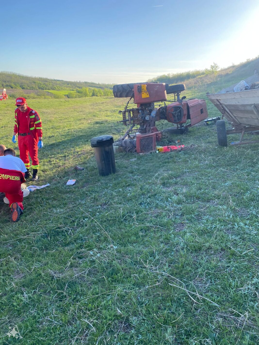 Gorj: Un bărbat a murit după ce s-a răsturnat cu un tractor