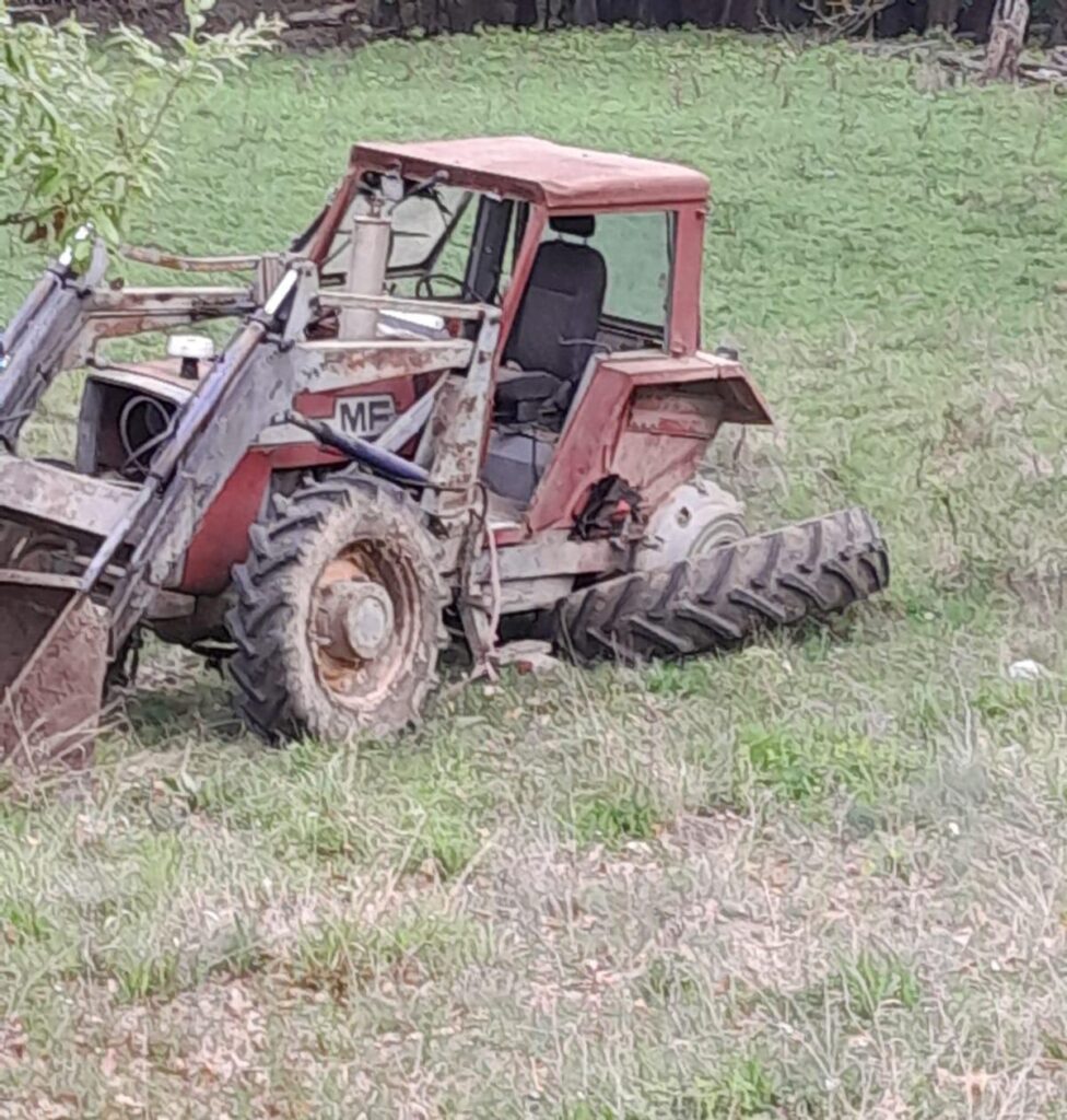 Gorj: Doi bărbați, răniți după ce s-au răsturnat cu tractorul