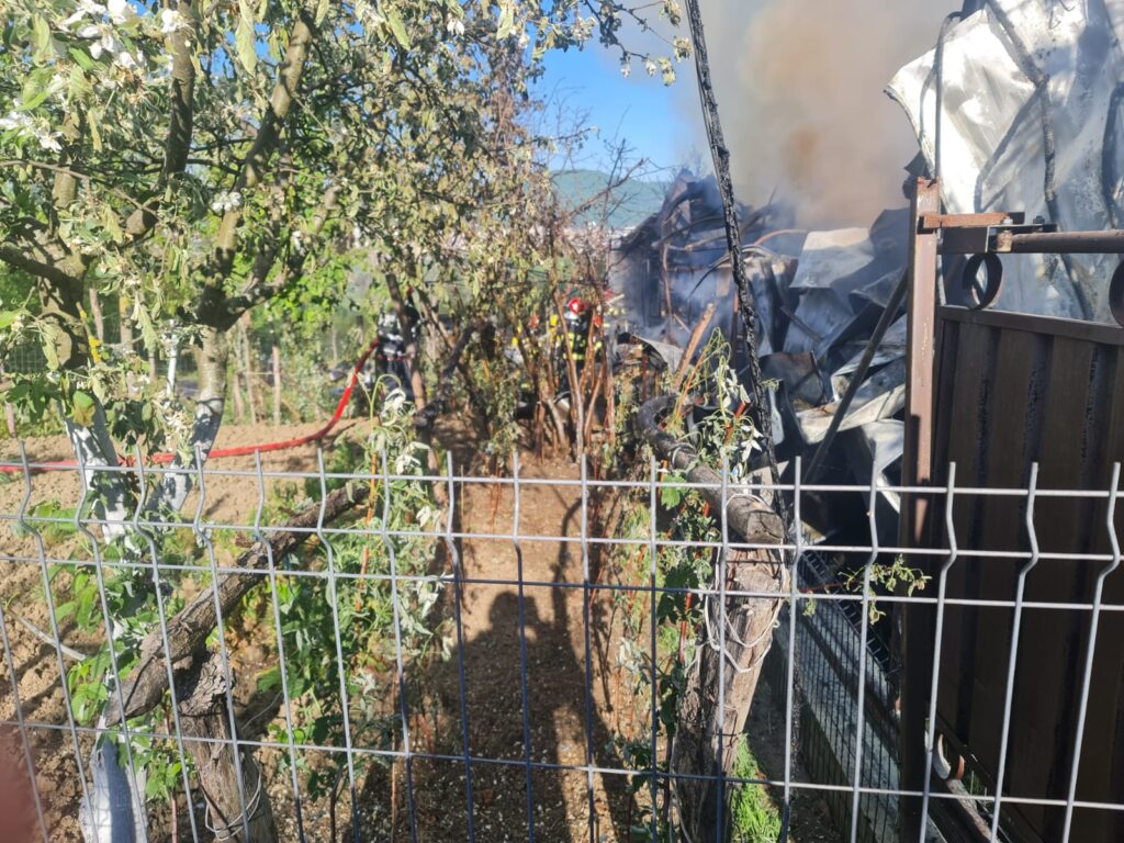 (VIDEO) Incendiu izbucnit la o hală/depozit în Râmnicu Vâlcea