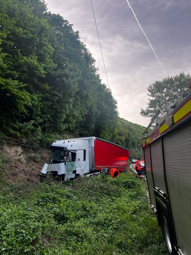 Vâlcea: A intrat cu autotrenul în șanț