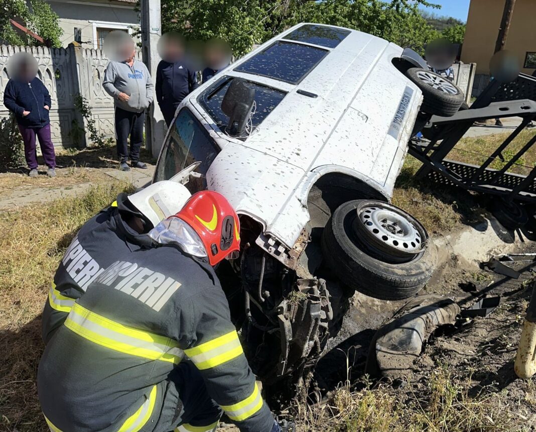În accident a fost implicat un singur autovehicul, un microbuz, care a părăsit partea carosabilă