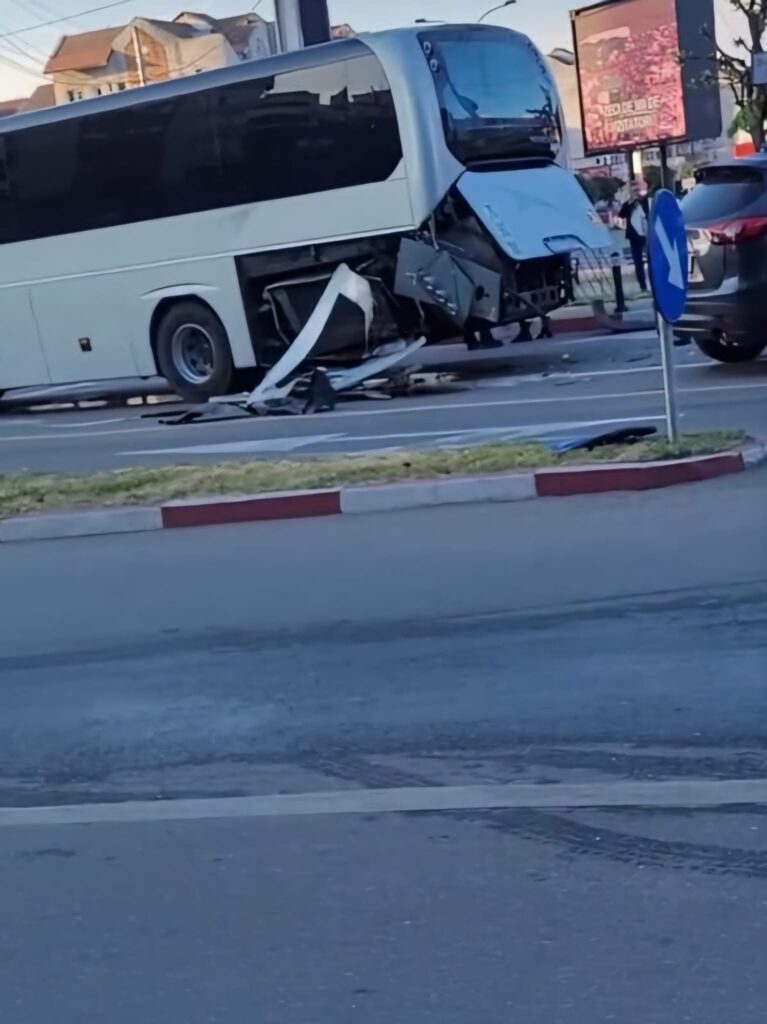 Autocar implicat într-un accident rutier la Târgu Jiu