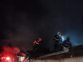 La sosirea forțelor de intervenție, incendiul se manifesta generalizat la acoperișul casei și garajului din imediata vecinătate