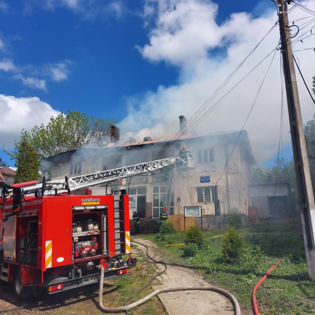 Un coş de fum, cauza incendiului de la sediul Primăriei Pleşoi