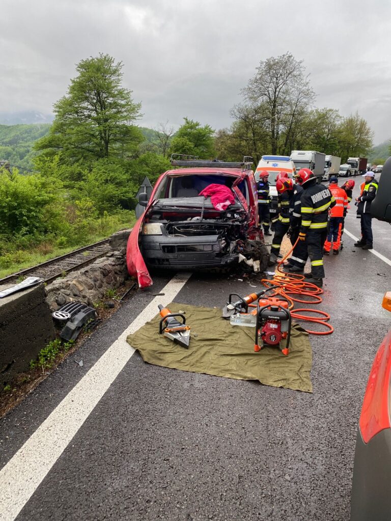 Vâlcea: Coliziune între o autoutilitară și un autotren pe DN 7. O persoană, rănită