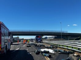 Autocar plin cu români, lovit de un camion pe o autostradă din Italia