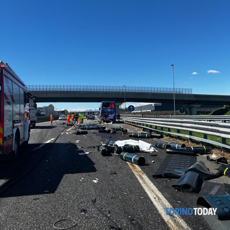 Autocar plin cu români, lovit de un camion pe o autostradă din Italia