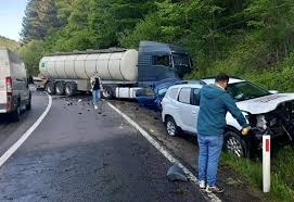 Trei răniți într-un accident cu trei autoturisme și o cisternă goală